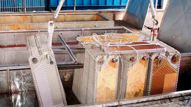 Nettoyage chimique des plaques pour le retrait des dépots