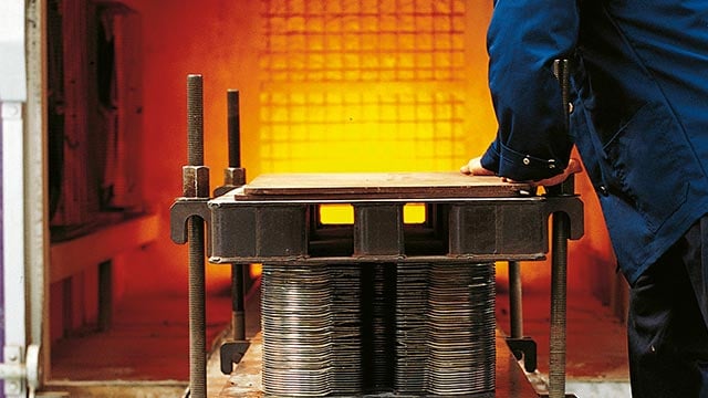 Les joints d'origine sont collés grâce à une méthode de chauffage au four via une résine d'époxine