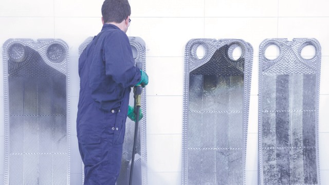 service centre cleaning plates 640 360
