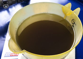 Traitement de l’huile de lubrification pour enlever les particules solides et l’eau 